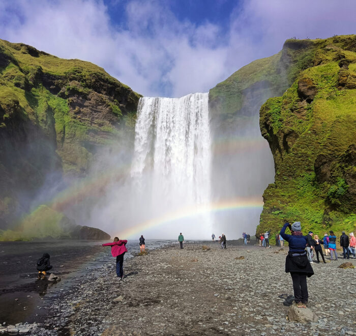 cascata in Islanda con arcobaleno